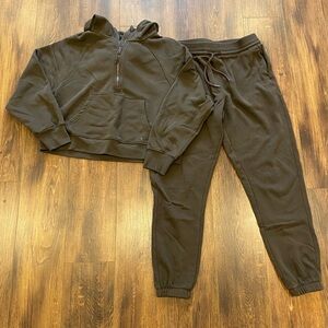 Activewear 2 piece set fleece hoodie and joggers size medium brown cropped